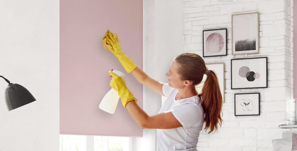 Vệ sinh rèm cuốn giúp không gian nhà trở nên sạch sẽ, dễ chịu hơn