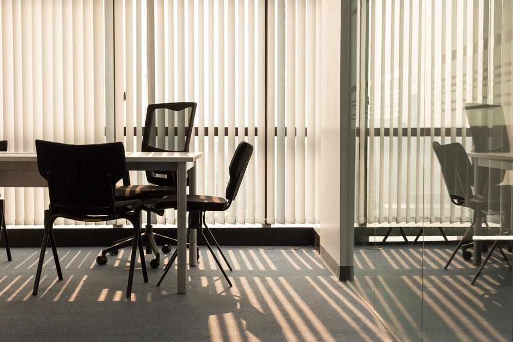 Rèm sáo dọc kiểm soát tốt lượng ánh sáng chiếu vào văn phòng